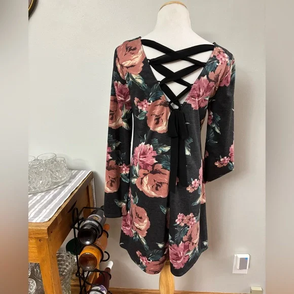 Ladies gray, rose and salmon-toned floral dress with lattice tie. Size M - Picture 2 of 4